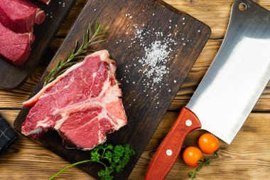 Tahtada otlu çiğ biftek.