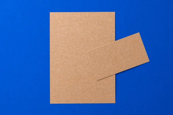 Negócio de papel em branco simular no fundo azul clássico — Fotografia de Stock