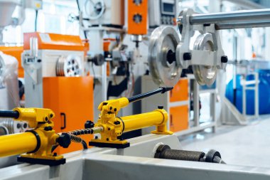 Yeni elektrik kablosu üreten fabrikanın içinde. Kablo üretimi.