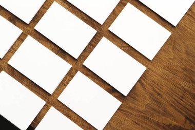 Boş iş kartları kaba ahşap masanın üzerinde.