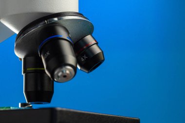 Cam örneğini inceleyen mikroskop lenslerinin fotoğrafını kapat