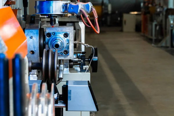 Kablo üretimi. Kablo makarasını kapat.