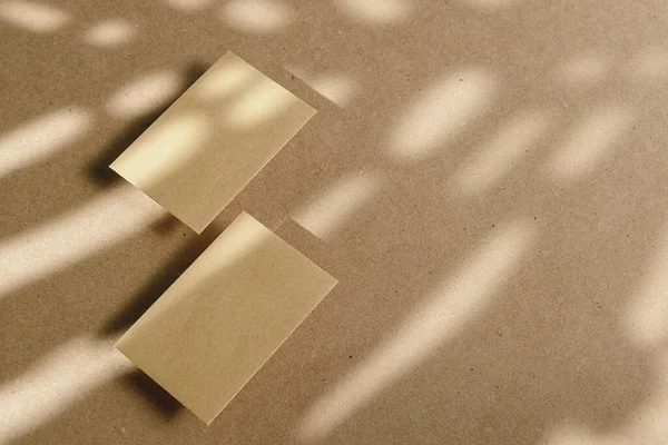 Enveloppen op kurkbord met bladschaduw — Stockfoto