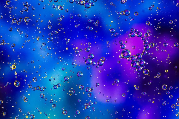Mavi arka plan ve yağ halkaları. Su kabarcıkları. Kapat..