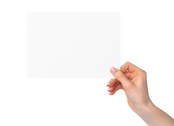 Frauenhand hält leeres weißes Blatt Papier isoliert auf weißem Papier — Stockfoto