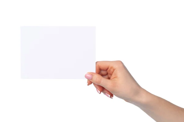 Женские руки держат чистый белый лист бумаги, изолированный на белом — стоковое фото