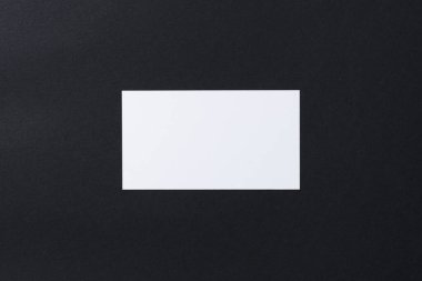 Siyah arka planda beyaz, boş kartvizitler