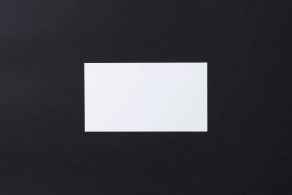 Cartões brancos em branco no fundo preto escuro — Fotografia de Stock