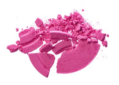 Ezilmiş pembe kozmetik ürünleri beyaz arka planda izole edilmiş.