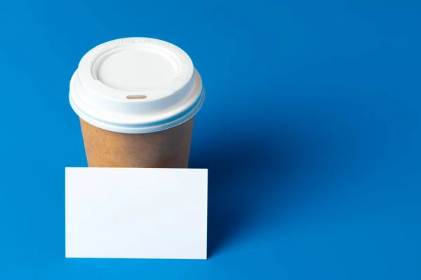 Leere Kaffeetasse zum Mitnehmen und weiße Visitenkarten — Stockfoto