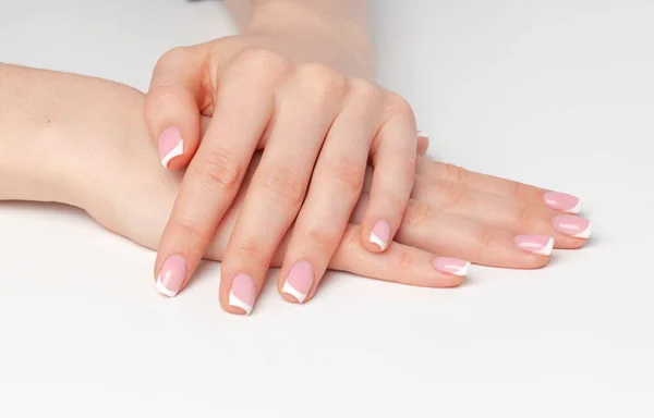 Zadbane kobiece dłonie z manicure na białym tle — Zdjęcie stockowe