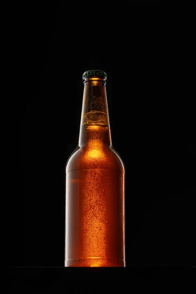 Öl flaska på mörk bakgrund, kopiera utrymme — Stockfoto