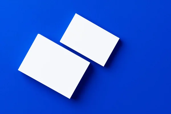 经典蓝色背景的空白白色名片 — 图库照片