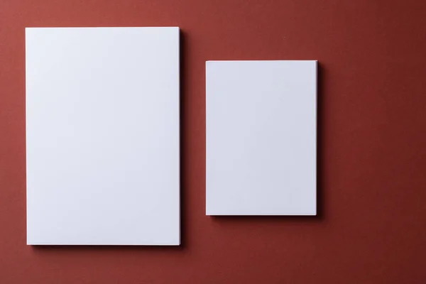 Λευκά λευκά επαγγελματικές κάρτες σε μπορντό φόντο χαρτί — Φωτογραφία Αρχείου
