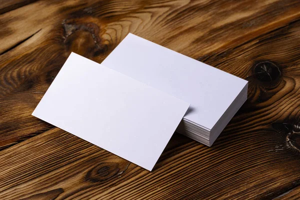 Stapel weißer Visitenkarten auf braunem Holzhintergrund — Stockfoto