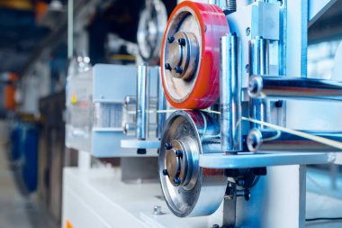 Elektrik kabloları ve optik fiberler üreten modern bir fabrikanın içinde. .Kablo üretim makinesi parçası.