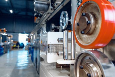 Yeni elektrik kablosu üreten fabrikanın içinde. Kablo üretimi.
