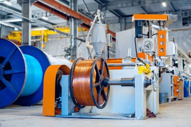 Yeni elektrik kablosu üreten fabrikanın içinde. Kablo üretimi.