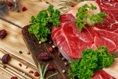 Baharatlı ızgara için çiğ et dilimi.