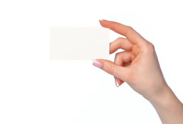 Mooie vrouwelijke hand houden witte visitekaartje op witte achtergrond — Stockfoto