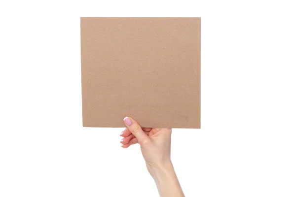 Kartka papieru rzemieślniczego w ręce kobiety izolowane na białym — Zdjęcie stockowe