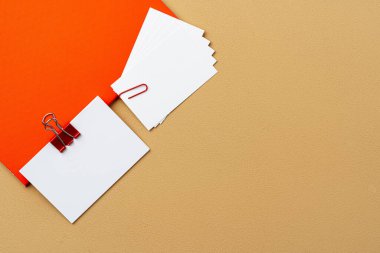 Bej arka planda klibi olan bir yığın beyaz iş adamı.