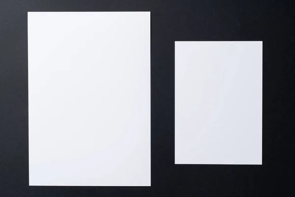 Bílé prázdné vizitky na tmavém černém pozadí — Stock fotografie