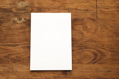 Boş iş kartları kaba ahşap masanın üzerinde.