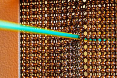 İzole kablo iletkenlerini test etmek için kuru test itici aygıtı. Kablo üretimi yakın çekim..