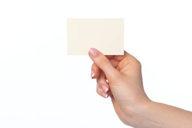 Beyaz üzerine izole edilmiş beyaz kartviziti olan kadın eli.