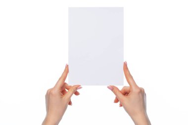 Beyaz üzerinde izole beyaz kağıt boş bir sayfa tutan kadın.