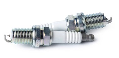 Araba parçası. Beyaz üzerine izole edilmiş bujiler.