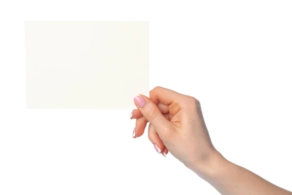 Frauenhand hält leeres weißes Blatt Papier isoliert auf weißem Papier — Stockfoto