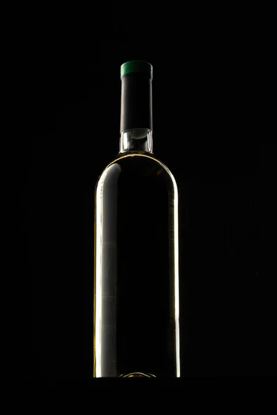 黒の背景に黒ワインボトル、コピースペース — ストック写真