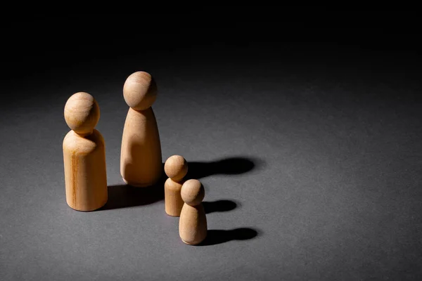Des petites figures de gens en bois. Concept de famille — Photo