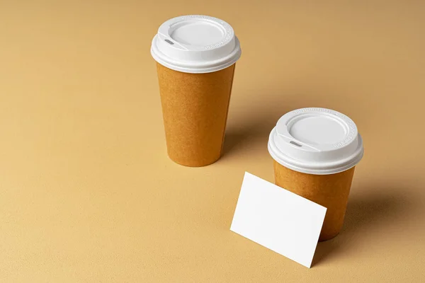 Leere Kaffeetasse zum Mitnehmen und weiße Visitenkarten — Stockfoto