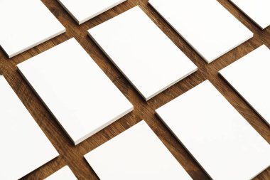 Boş iş kartları kaba ahşap masanın üzerinde.