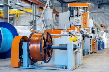 Yeni elektrik kablosu üreten fabrikanın içinde. Kablo üretimi.