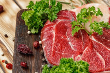 Baharatlı ızgara için çiğ et dilimi.