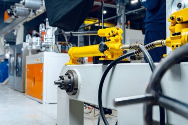 Yeni elektrik kablosu üreten fabrikanın içinde. Kablo üretimi.