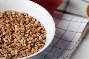 Beyaz kasede pişirilmiş karabuğday. Yakın çekim.