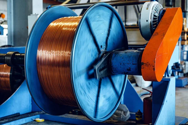 Productie van koperdraad, kabel in rollen in de fabriek. Kabelfabriek. — Stockfoto