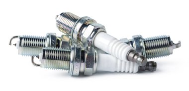 Araba parçası. Beyaz üzerine izole edilmiş bujiler.