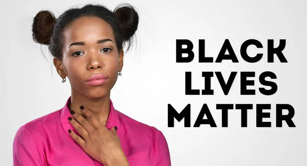 Οι μαύρες ζωές μετράνε. Αντιρατσιστική αντίληψη με πορτραίτο μαύρης γυναίκας — Φωτογραφία Αρχείου
