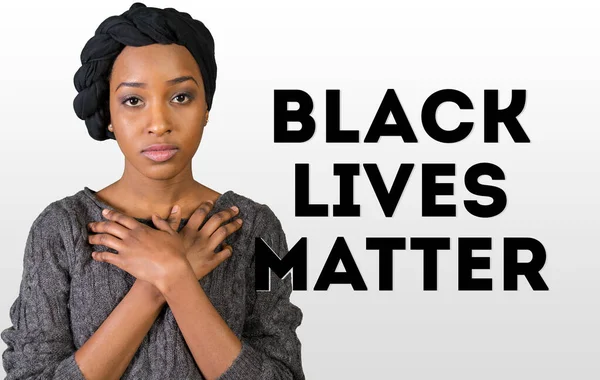 Черные жизни имеют значение. Антирасистская концепция с портретом черной женщины — стоковое фото
