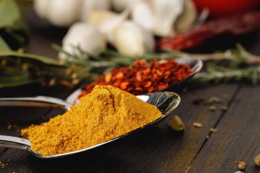 Koyu ahşap masada baharatlı kaşık. Yaklaş.