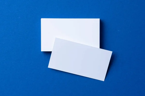 Negócio de papel em branco simular no fundo azul clássico — Fotografia de Stock