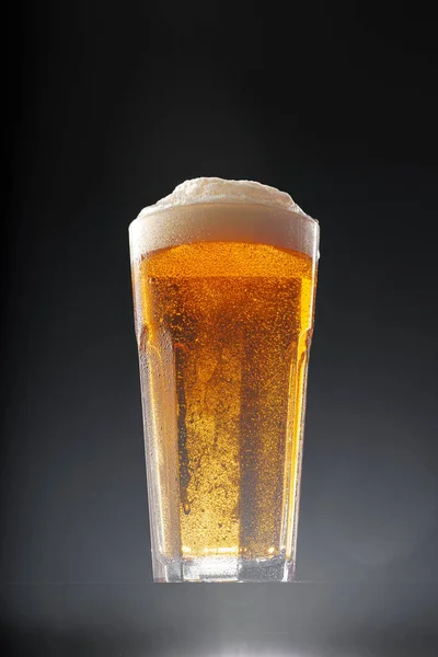 Bicchiere di birra su sfondo nero, spazio di copia — Foto Stock