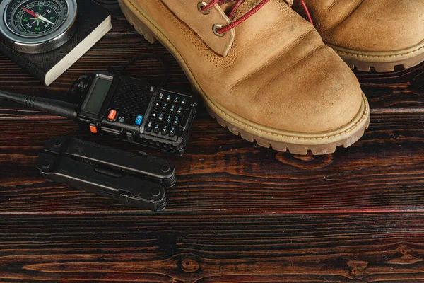 Utrustning för resenären, inklusive vandringskängor och walki-talkie — Stockfoto