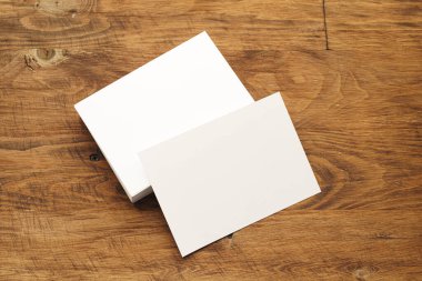 Boş iş kartları kaba ahşap masanın üzerinde.